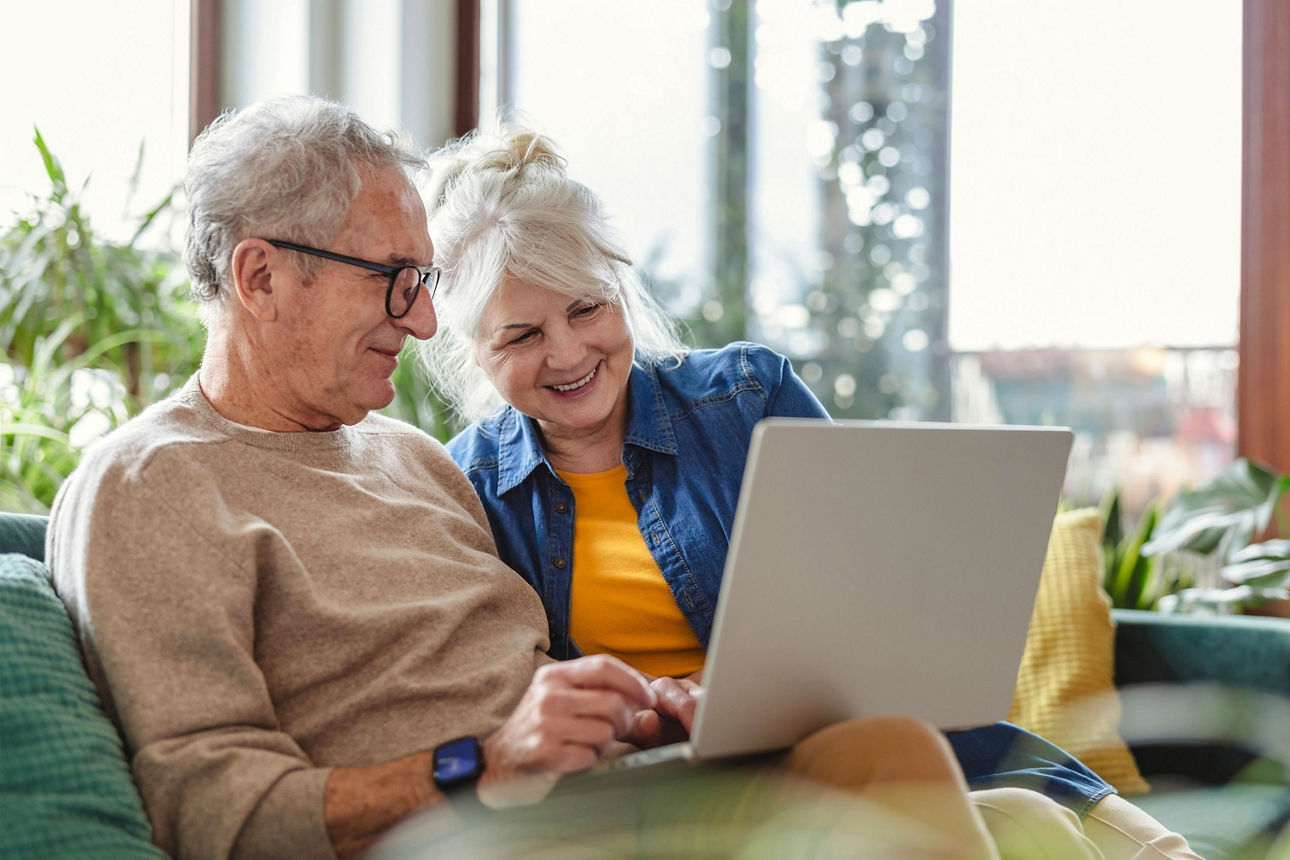 Mann und Frau schauen auf einen Computer