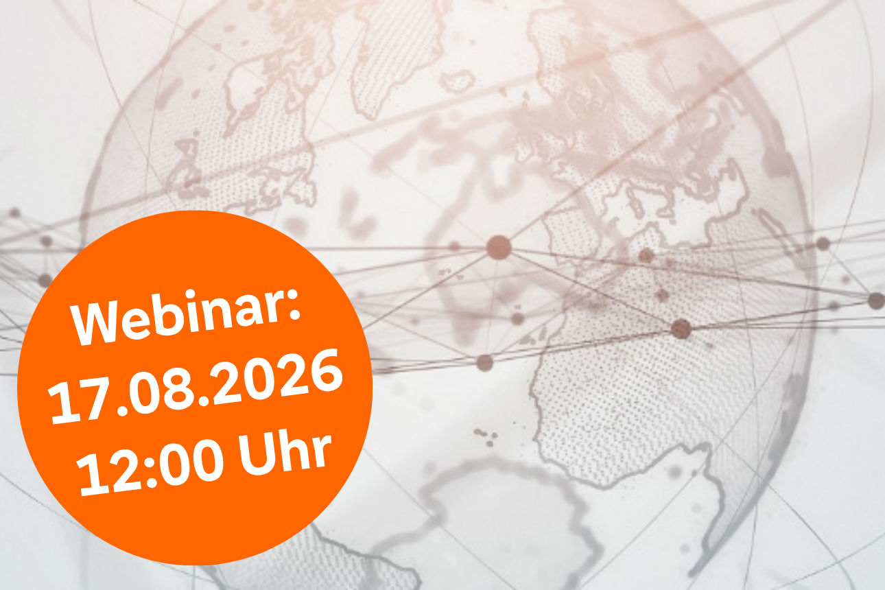 Weltkarte mit digitalen Verbindungen und Webinar-Hinweis zur ISO 20022-Umstellung im Auslandszahlungsverkehr.