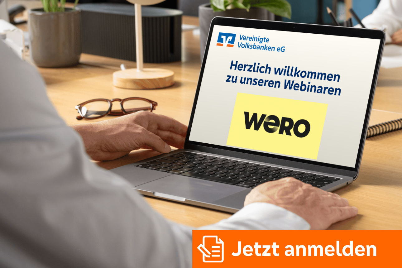 Person nutzt einen Laptop mit Willkommensseite zu Webinaren der Vereinigten Volksbanke eG und Wero‑Logo.