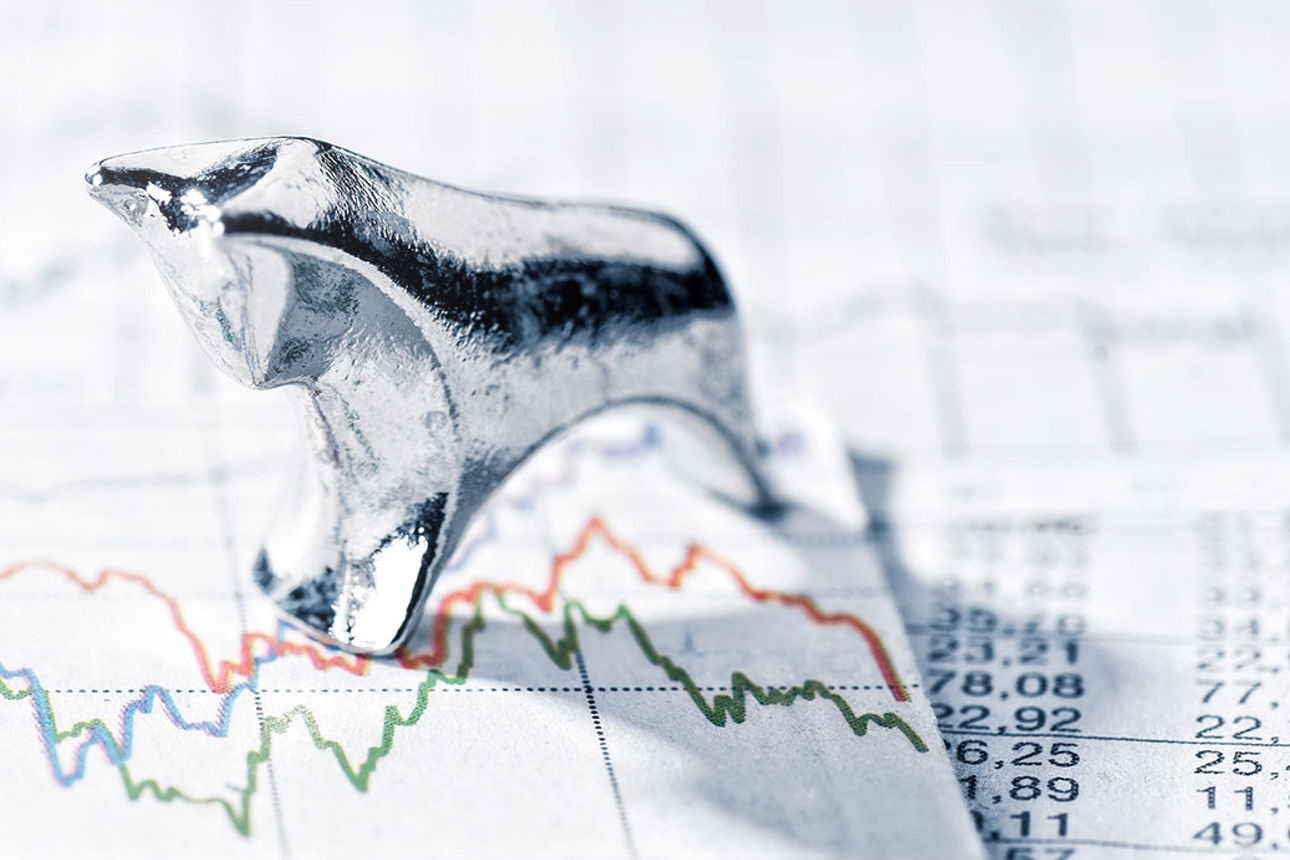 Schreibtisch mit einem geöffneten Laptop