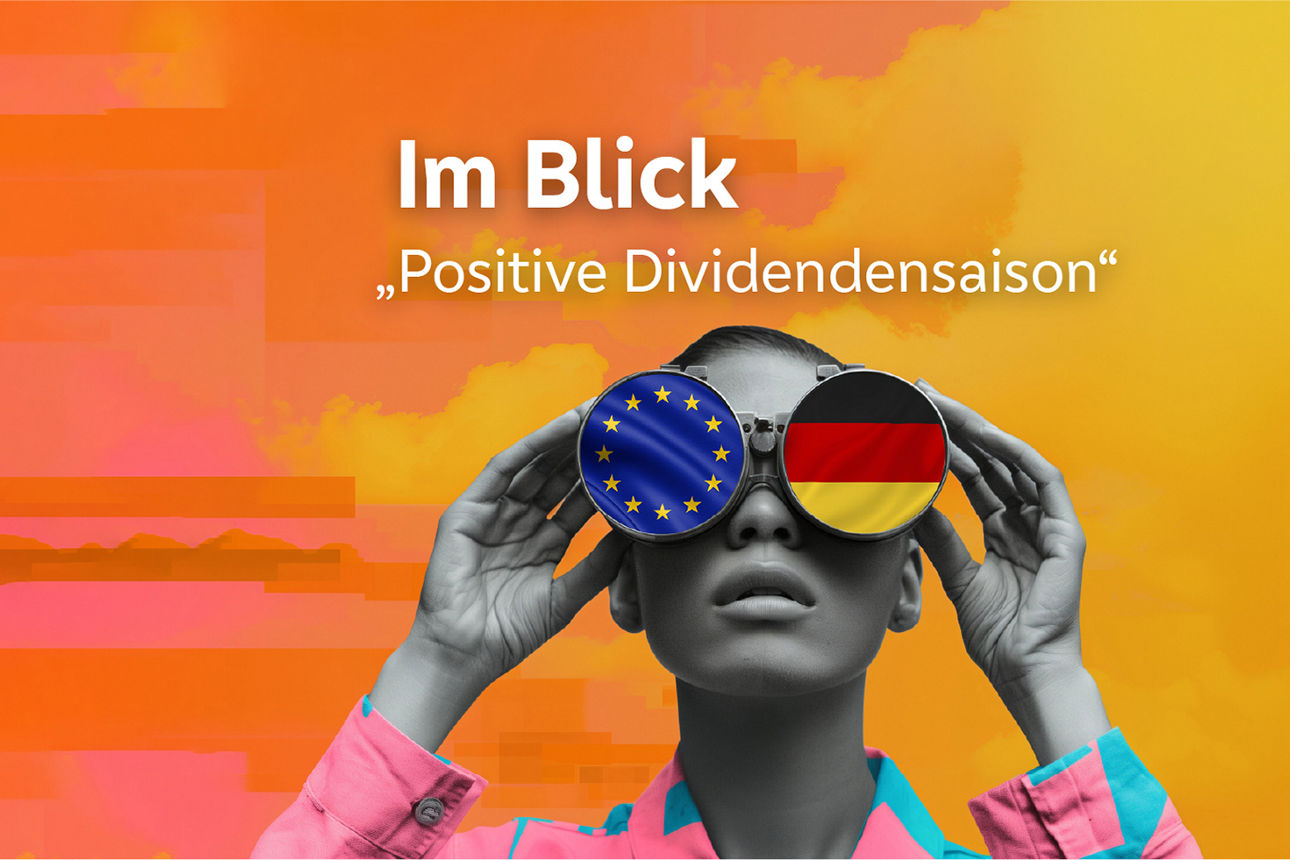 Eine Frau guckt durch ein Fernglas
