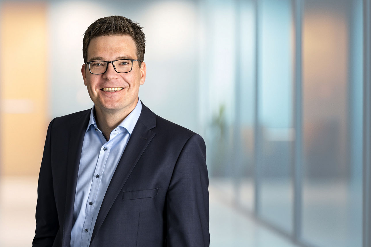 Sven Wedig, Auszubilder bei der Volksbank Bochum Witten eG lächelt in die Kamera