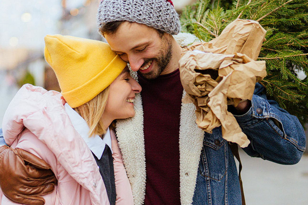 Junges Pärchen auf einem Weihnachtsmarkt