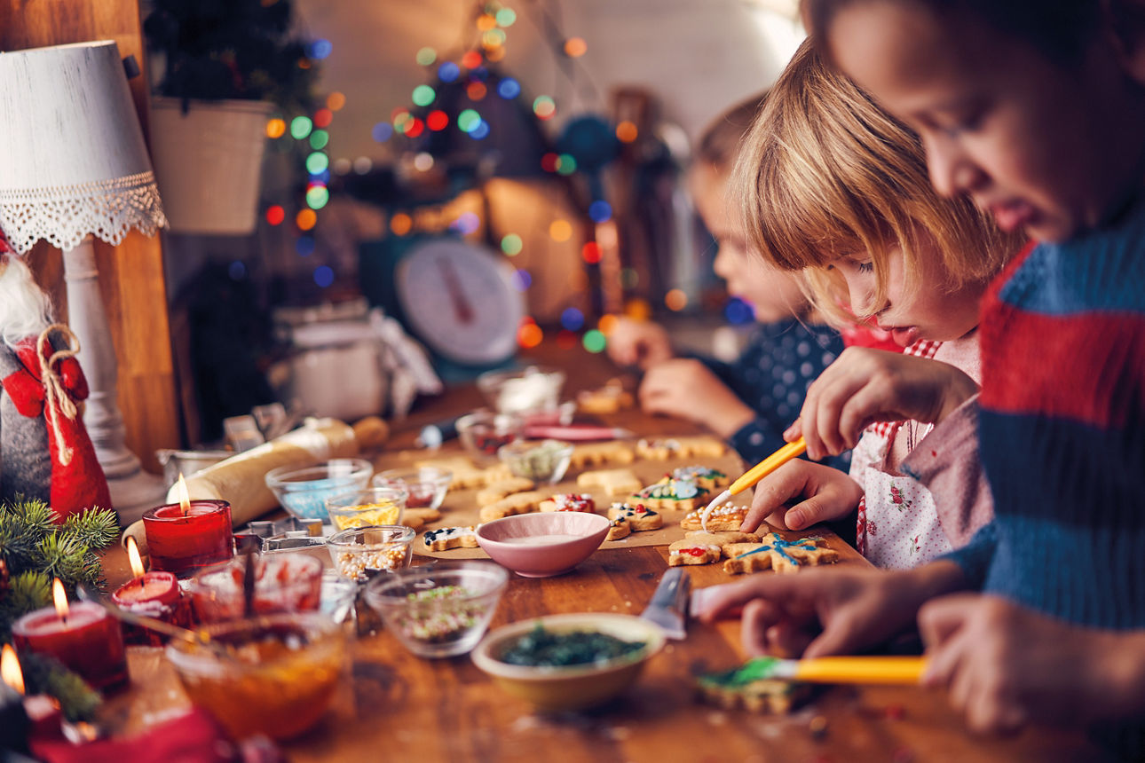Kinder beim Verzieren von Plätzchen