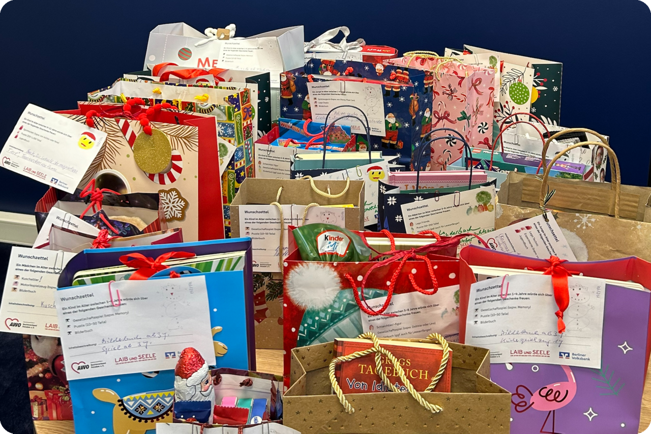 Ein Bild voller Geschenktüten mit Zetteln für die beschenkten Kinder