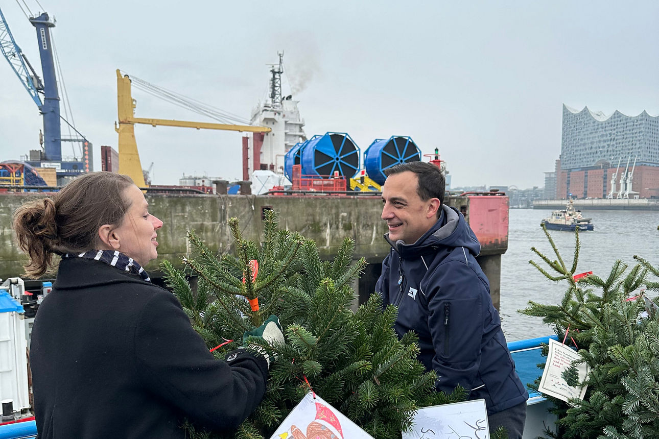 Vorstand Niels Pirck beim traditionellen Weihnachtsbaumwerfen im Hamburger Hafen