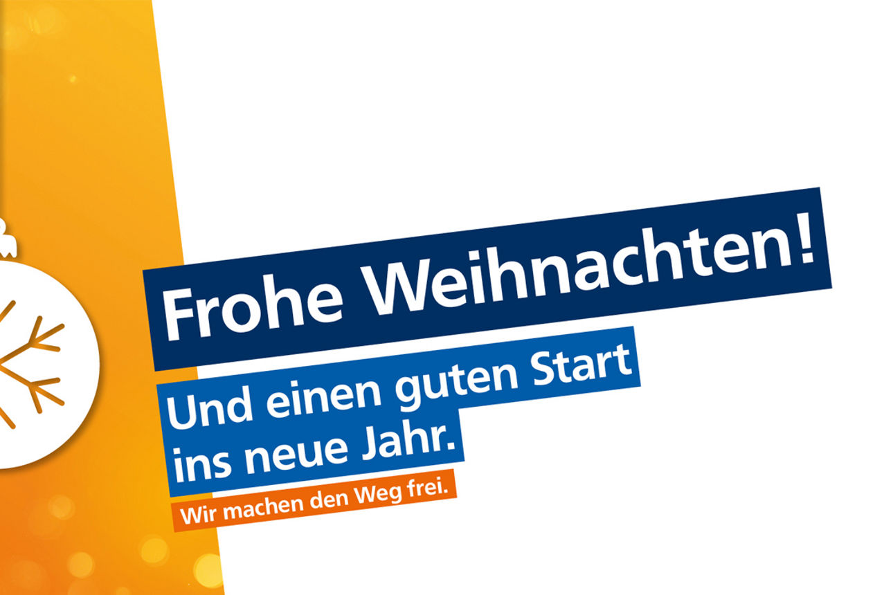 Weiße Christbaumkugeln vor orangefarbenem Hintergrund mit Weihnachts- und Neujahrsgrüßen.