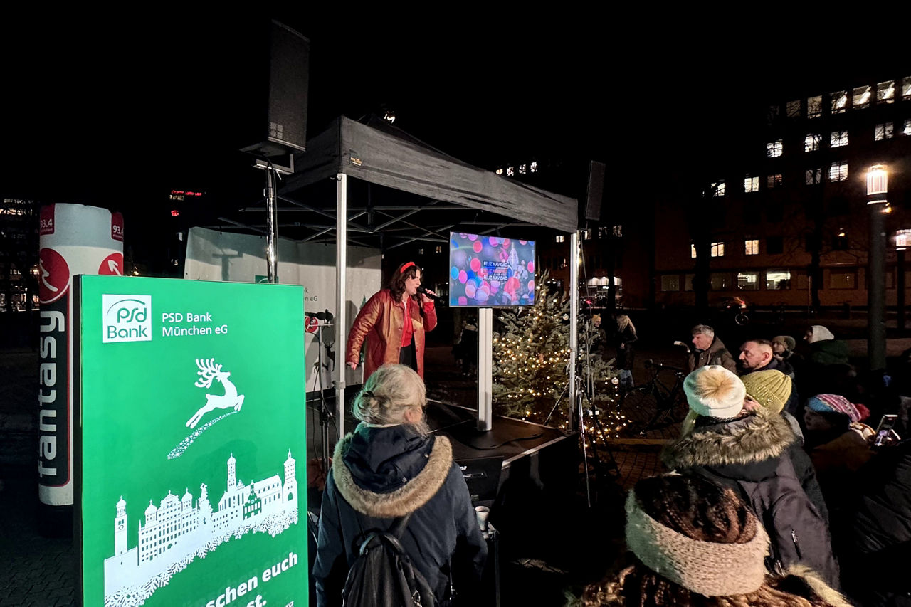 Leyla steht auf einer kleinen Bühne und sing Weihnachtslieder.