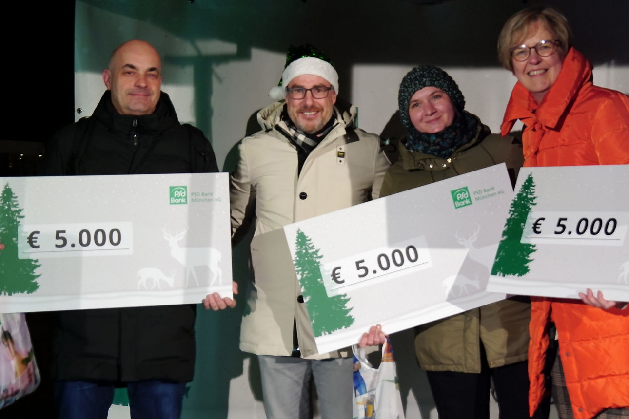 PSD-Vorstand Thomas Palus übergibt die Spendenschecks an die Organisationen Bunter Kreis, Elterninitaitve Krebskranker Kinder und St. Gregor.