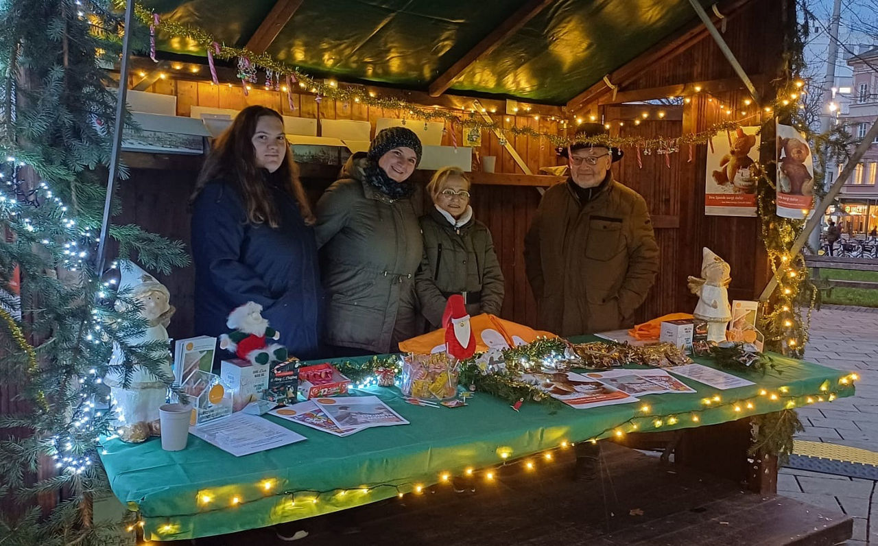 Der Weihnachtsstand der Elterninitiative krebskranker Kinder - Lichtblicke e.V. beim PSD-Weihnachtssingen