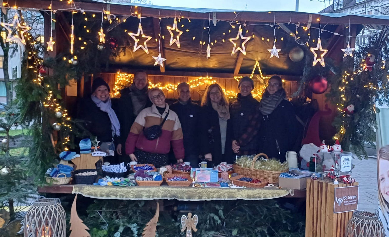 Der Weihnachtsstand der St. Gregor Kinder-, Jugend- und Familienhilfe PSD-Weihnachtssingen