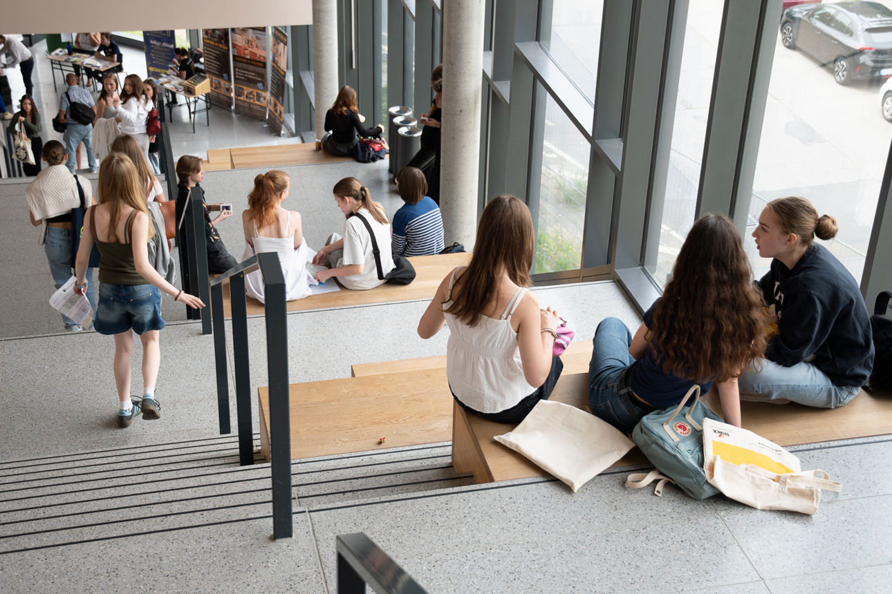 Weil Berlin dringend Schulen braucht Schüler sitzen in der Schule auf einer Treppe