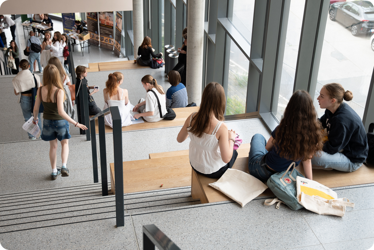 Schüler sitzen in der Schule auf einer Treppe
