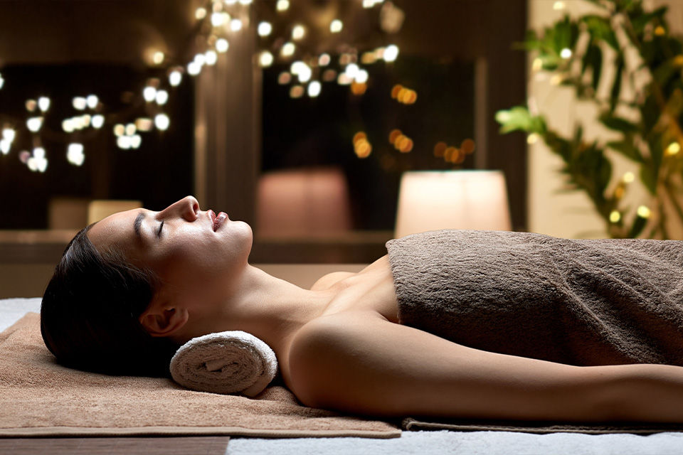 Junge frau in einem Massagestudio
