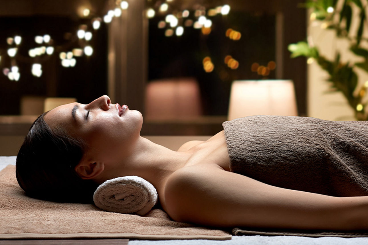 Junge frau in einem Massagestudio