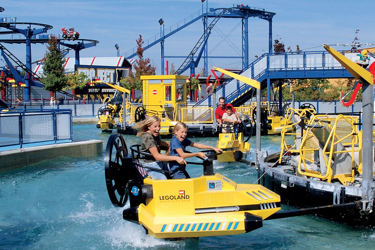 Eine Frau und ein Kind auf einer Wasserachterbahn