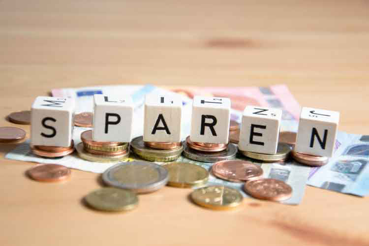 Buchstaben "Sparen" auf Bargeld