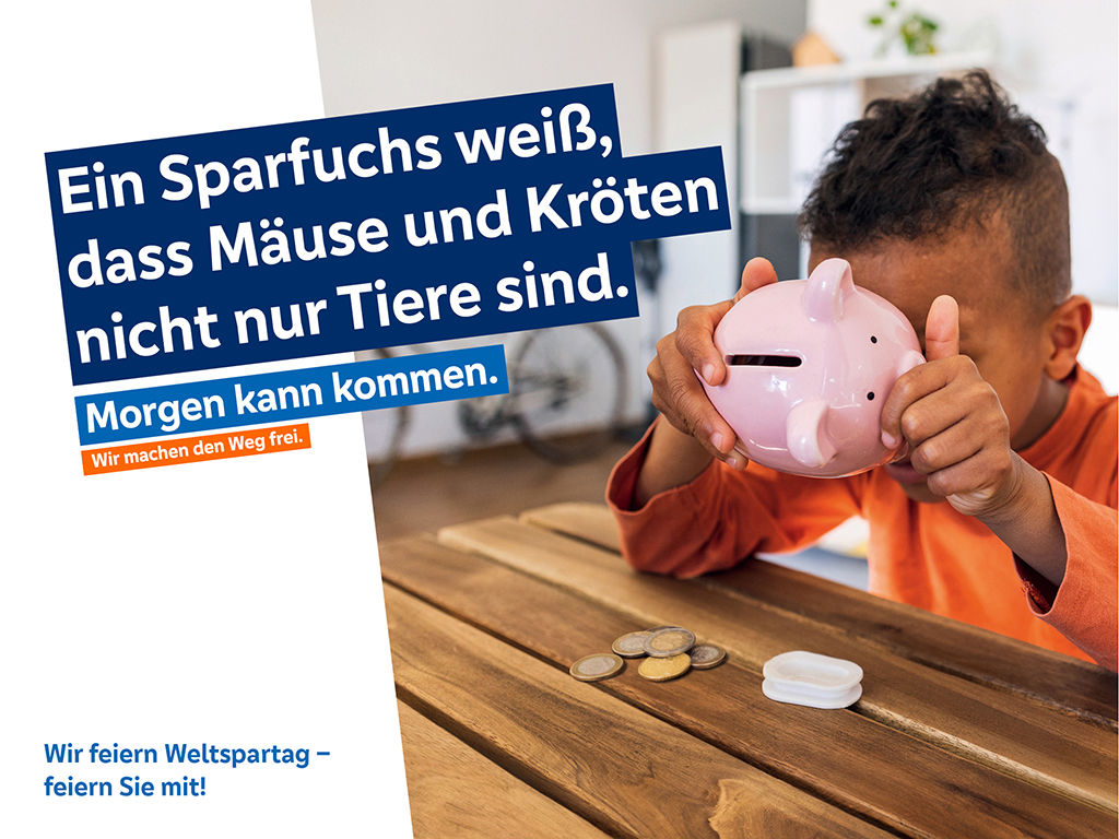 Kind mit Sparschwein in der Hand
