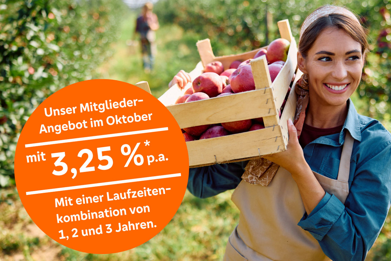 Person trägt Apfelkiste in Obstplantage, Hinweis auf Mitgliederangebot mit 3,25 % p.a. Zinsstrategie.