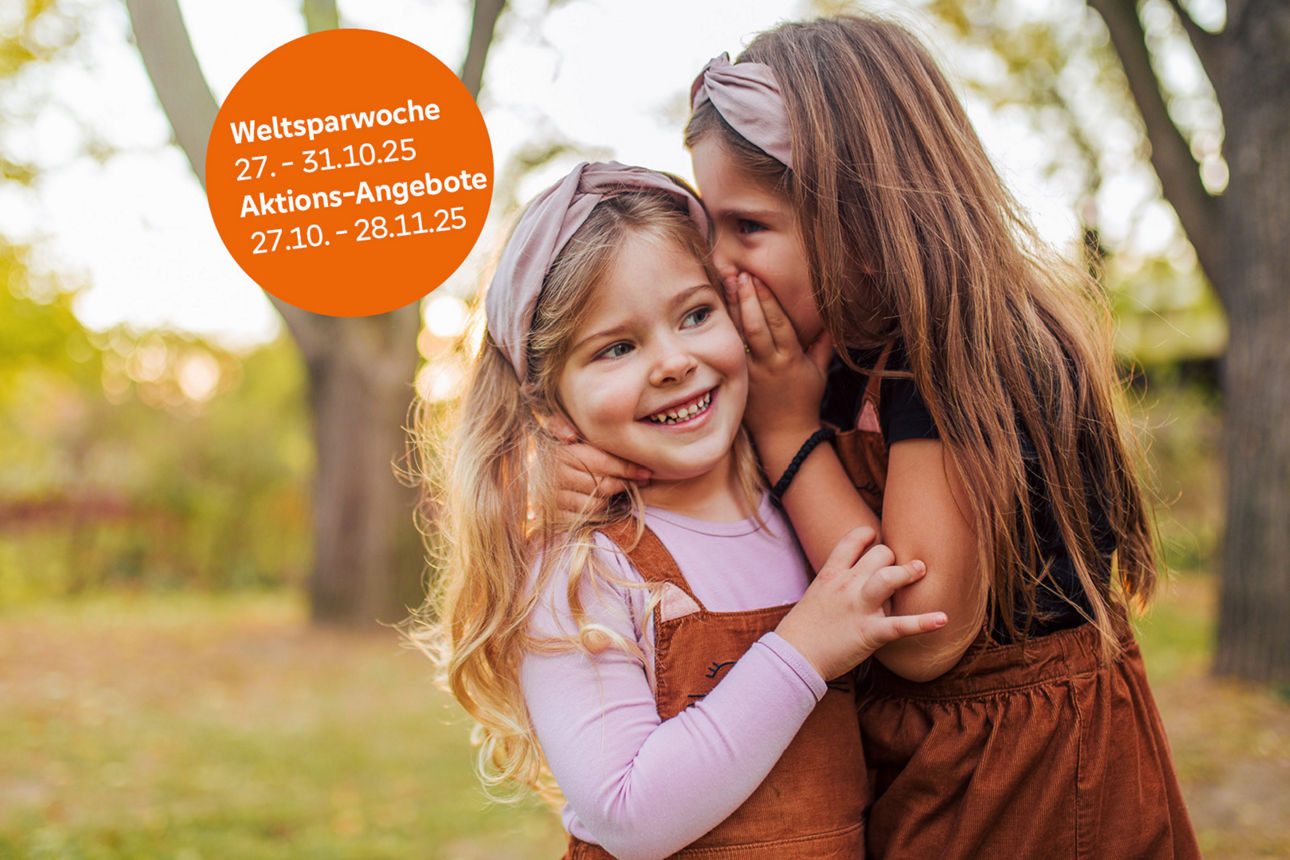 Zwei junge Mädchen tuscheln auf einem Laubgarten