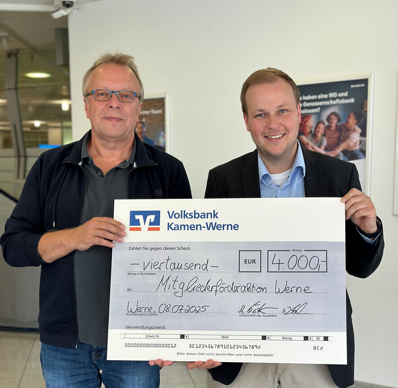 Werne Reinhard Siepe (links) und Philipp Gärtner (Filialdirektor der Volksbank-Hauptstelle in Werne)