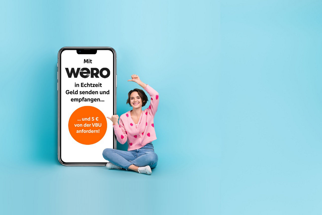 Frau zeigt auf ein Handy mit Werbetext zu Wero