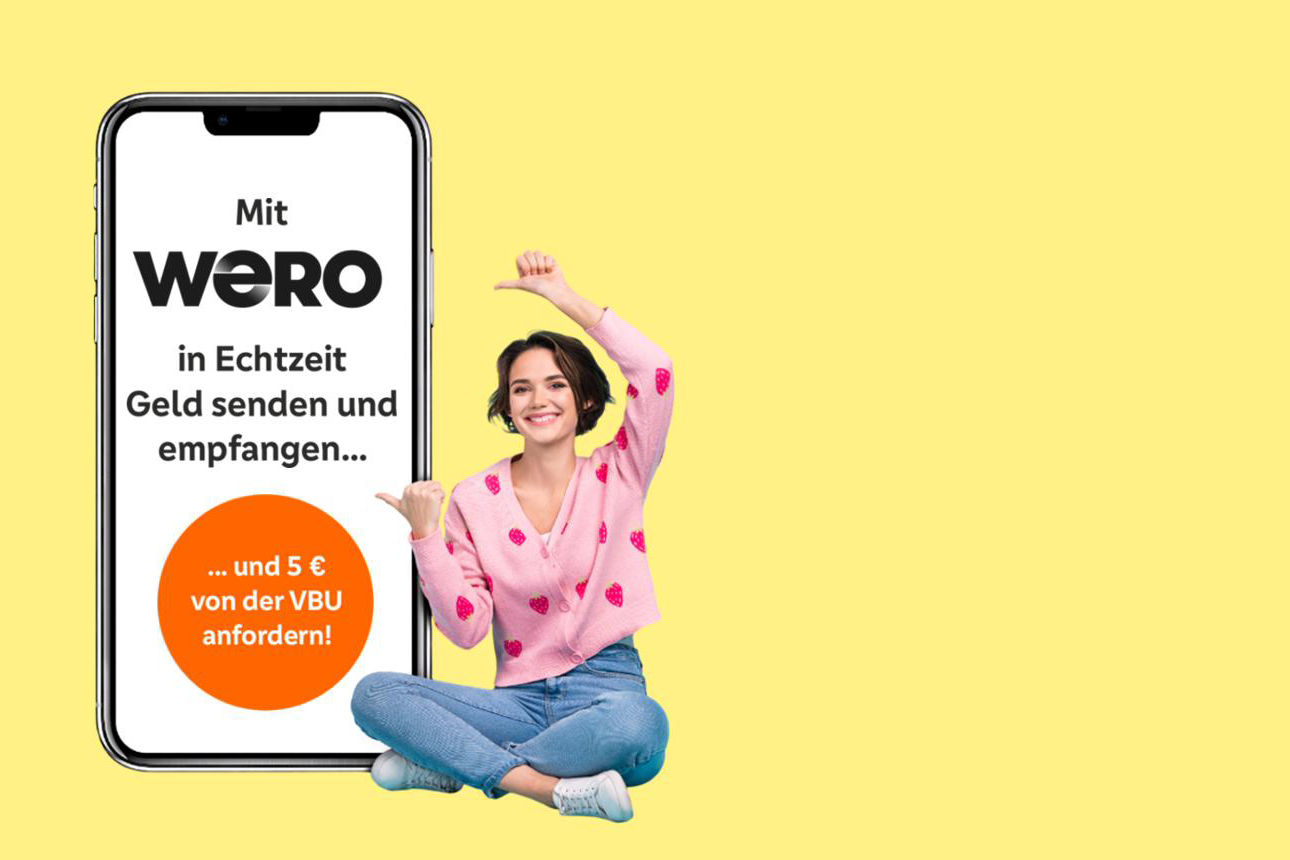 Frau zeigt auf ein Handy mit Werbetext zu Wero