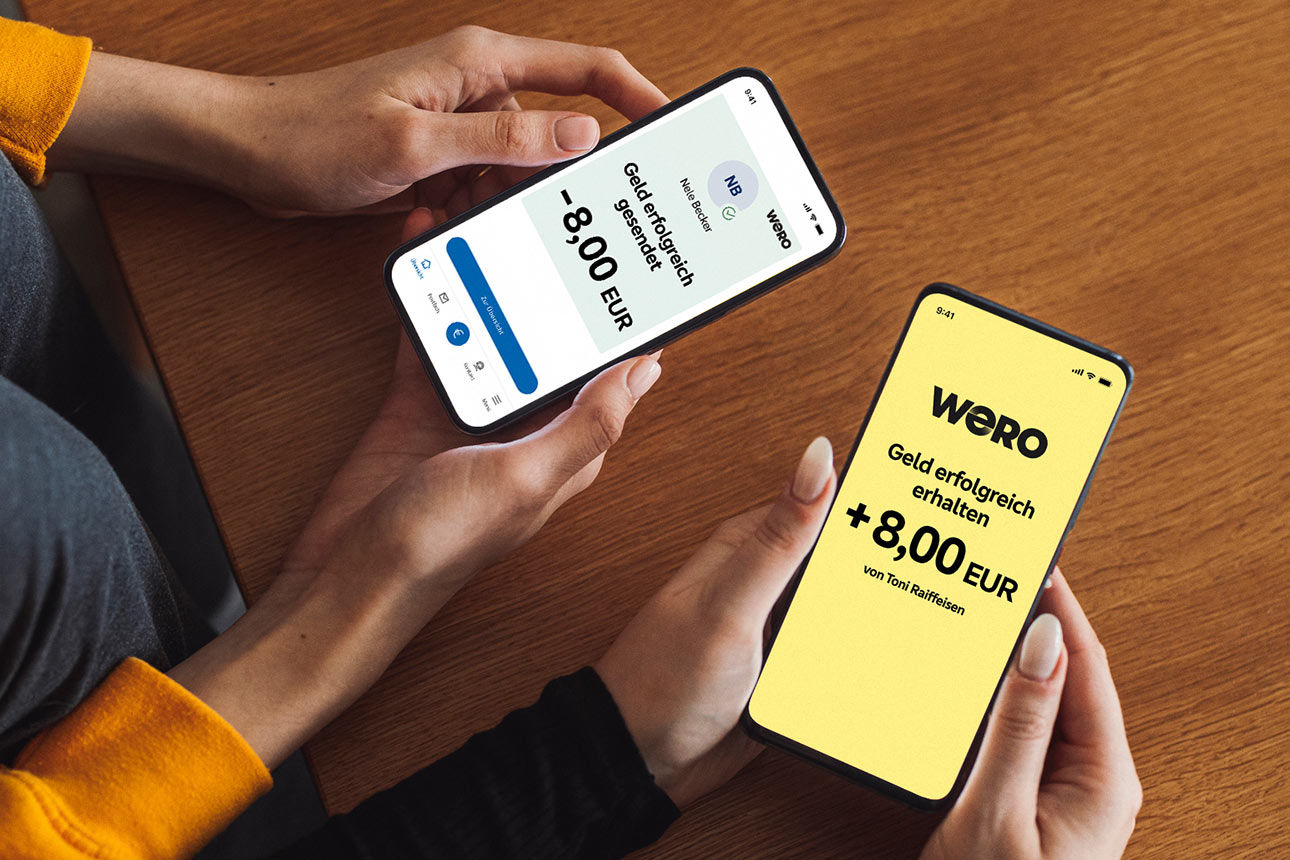 Bild zeigt zwei Smartphones. Ein Smartphone zeigt "8 Euro gesendet, das andere Smartphone 8 Euro emofangen.