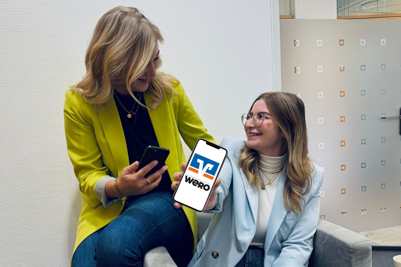 Zwei junge Frauen mit Smartphone in der Hand