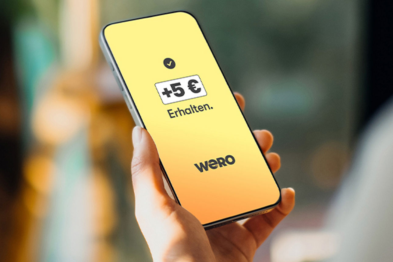 Eine junge Frau nutzt Wero auf ihrem Smartphone