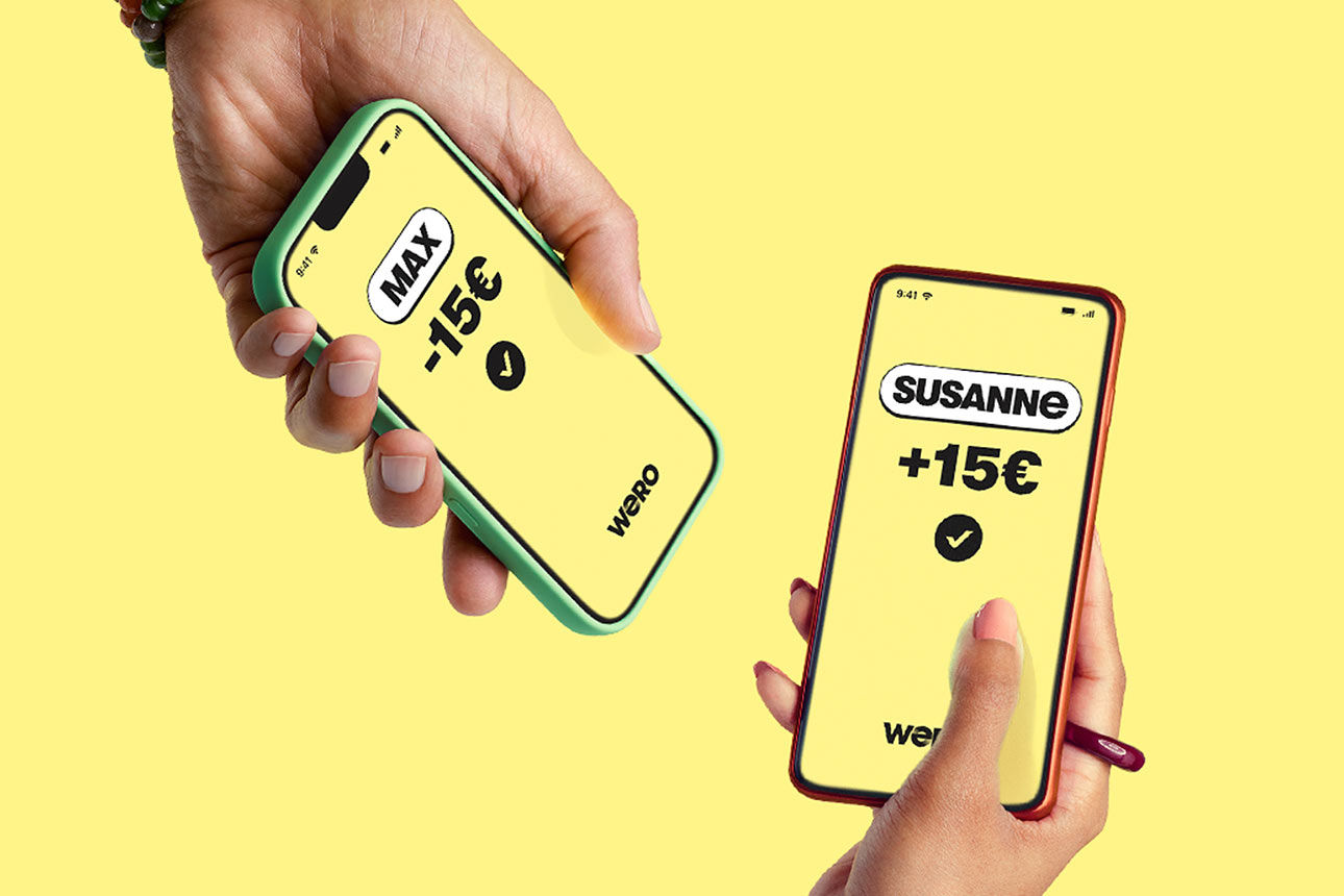 Zwei Hände halten jeweils ein Handy und senden sich damit Geld
