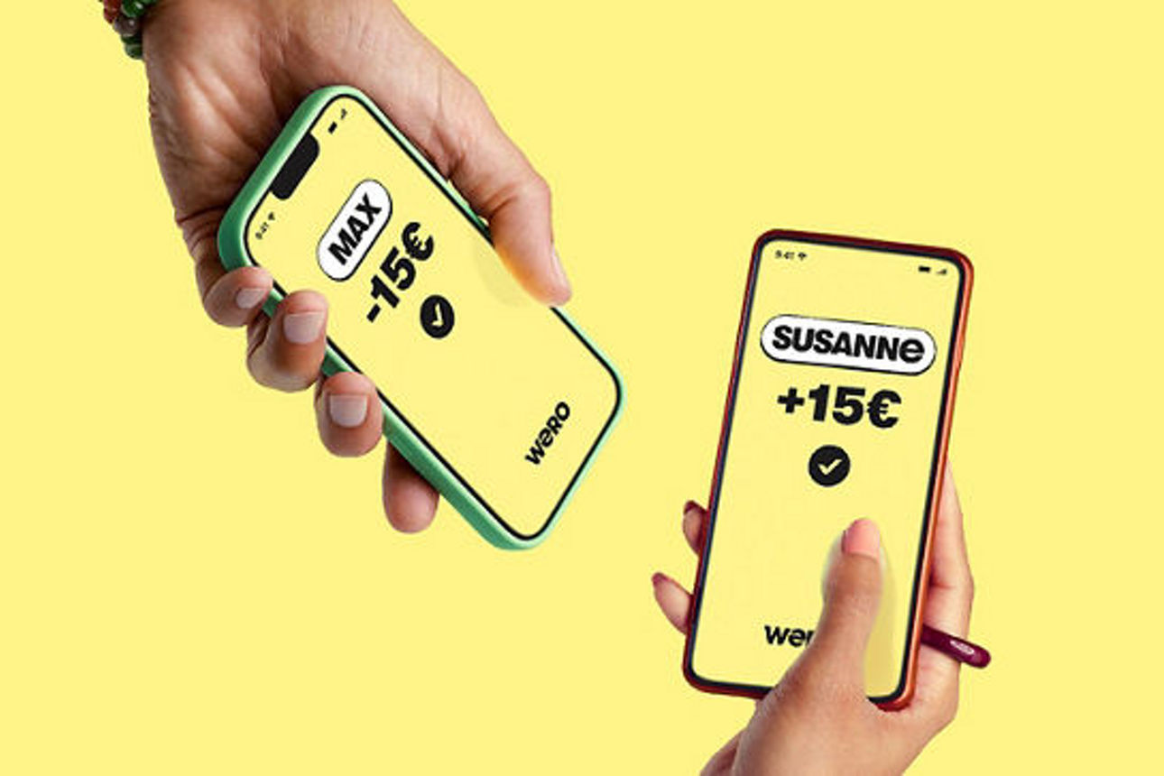 2 Hände mit Smartphones, auf der Anzeige sind Transaktionen mit Wero zu sehen.