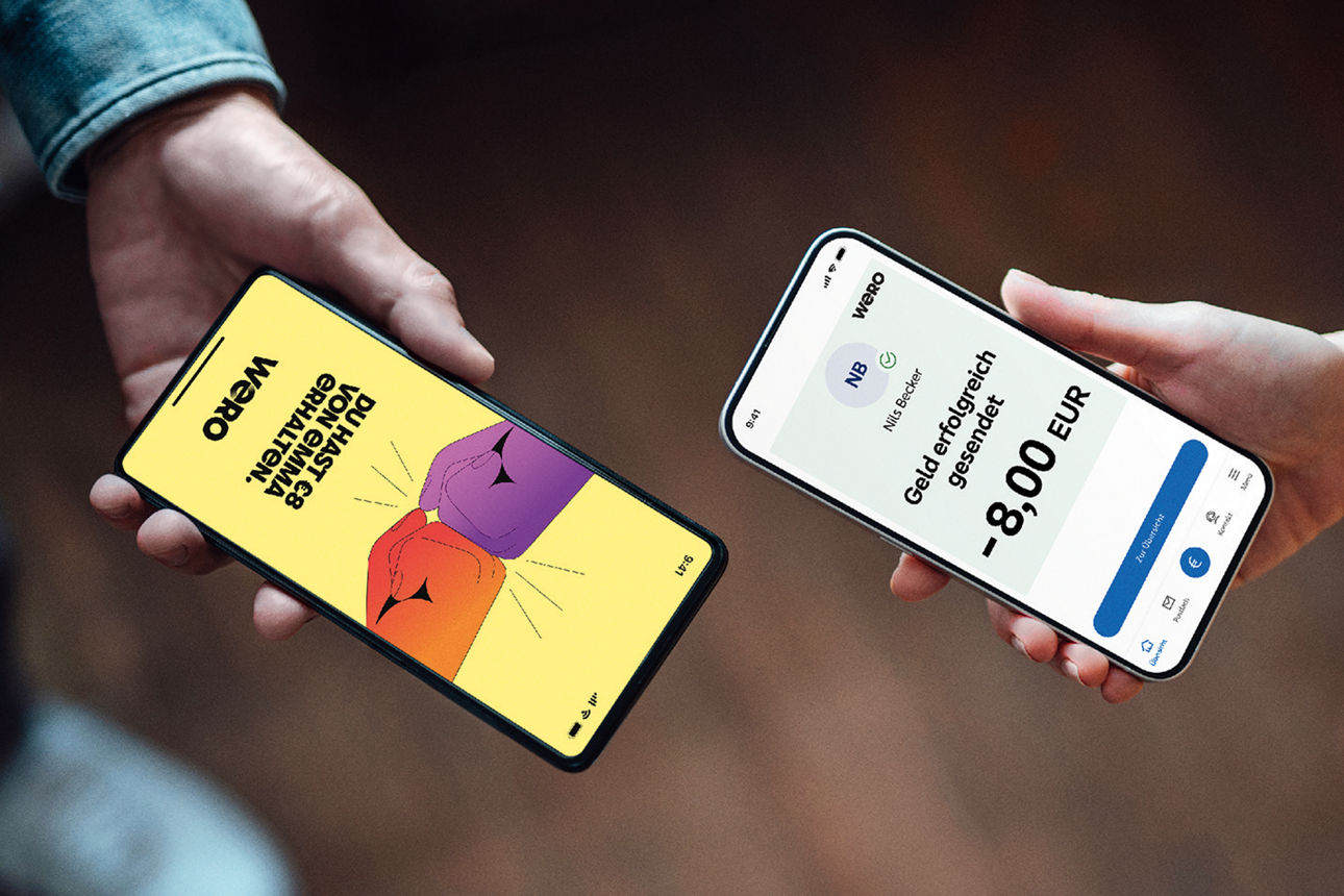 Zwei Smartphones werden zum Austausch einer Zahlung aneinander gehalten