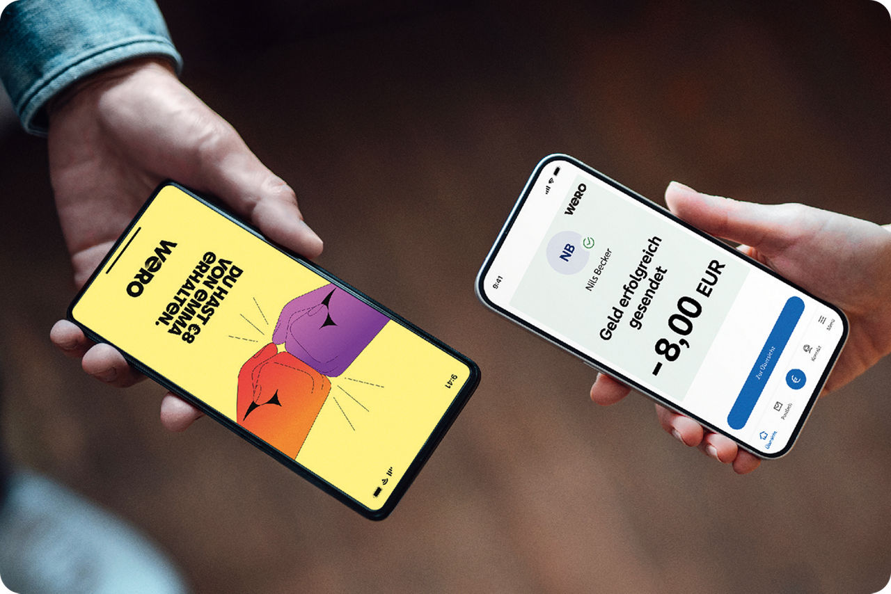 Zwei Smartphones werden zum Austausch einer Zahlung aneinander gehalten