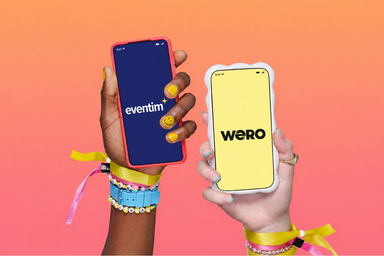Zwei Hände halten Smartphones mit Eventim und Wero-App 