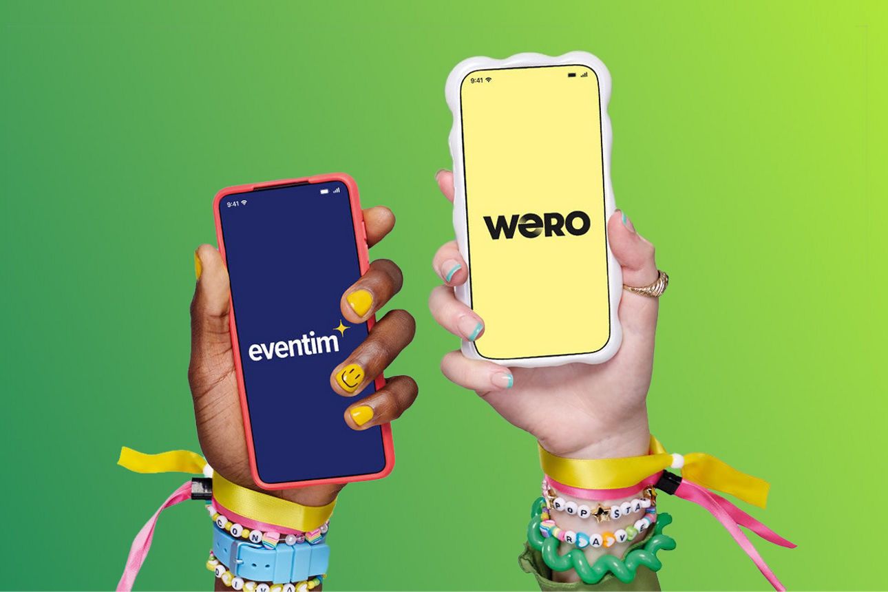 Zwei Personen halten ihre Smartphones hoch mit Eventim- und Wero-Logo