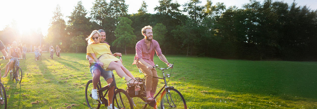 Junge Leute fahren auf dem Fahrrad im Park