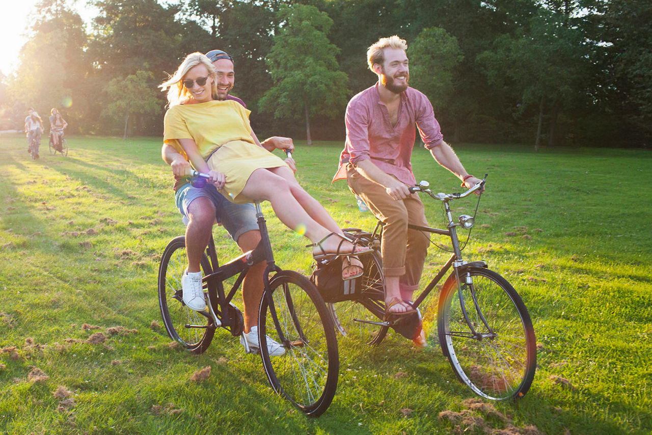 Junge Leute fahren Fahrrad im Sommer