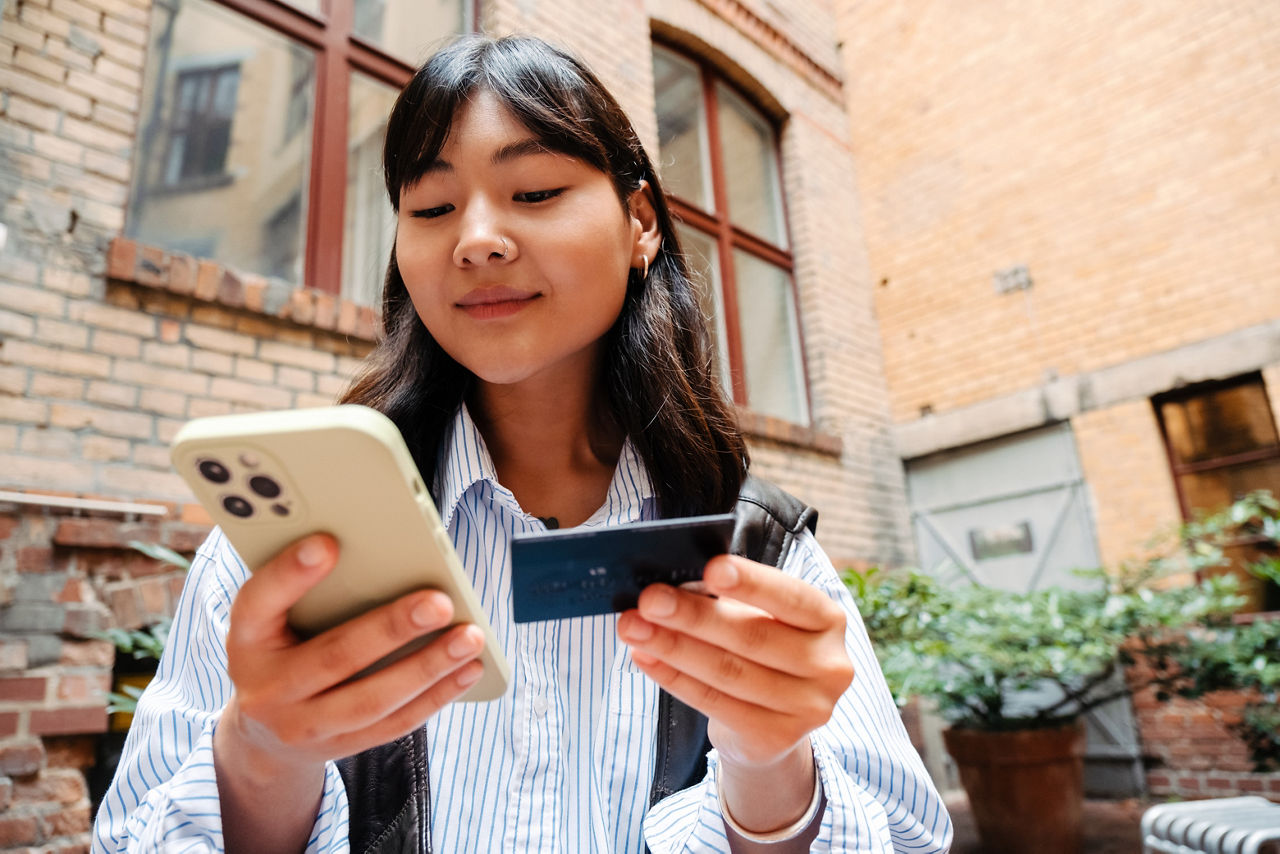 Frau bezahlt per Wero digitales Bezahlen