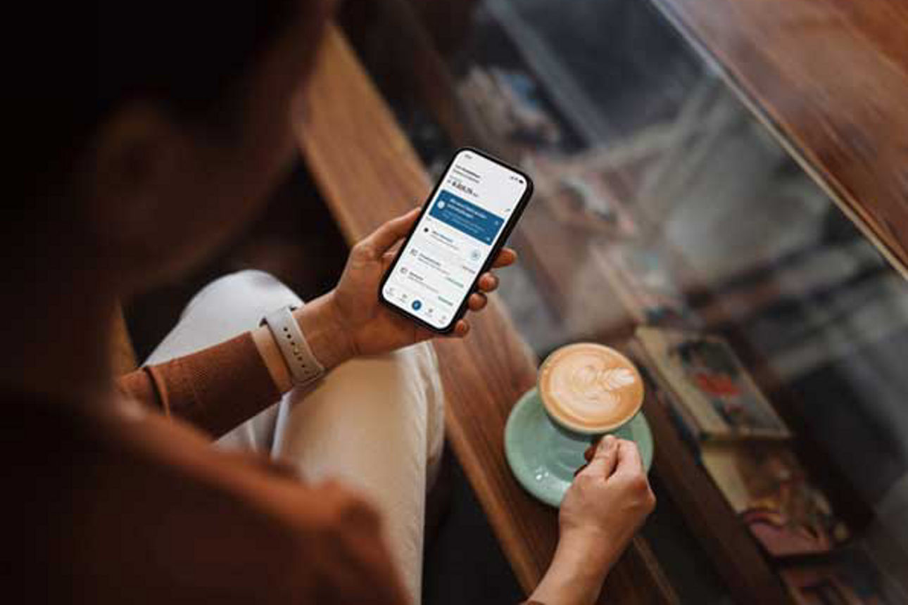 Ihre Vorteile - Person am Handy mit Kaffee in der Hand