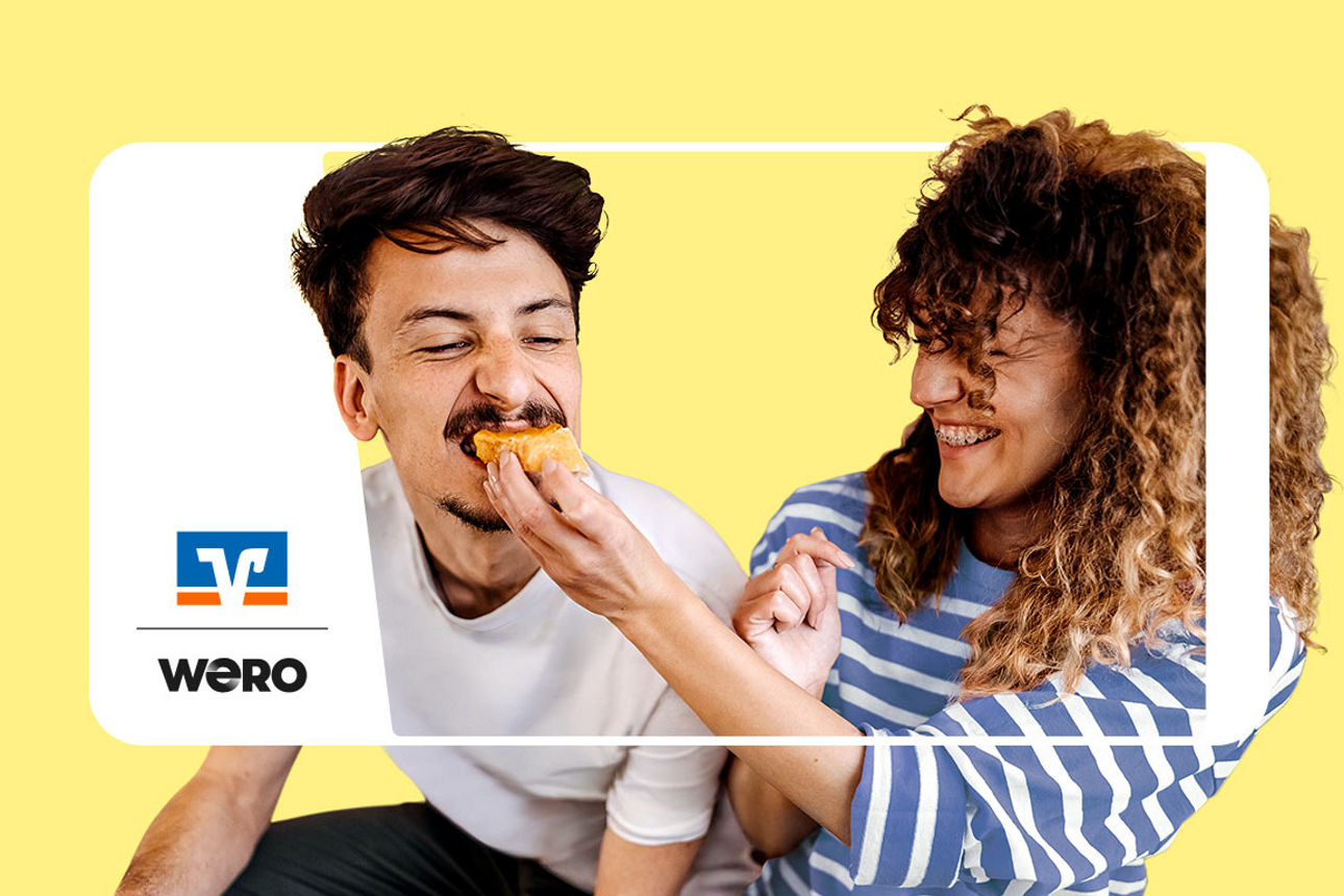 Eine Gruppe an Personen mit Wunderkerzen.