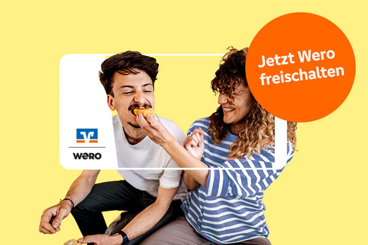 Eine Person füttert scherzhaft eine andere Person, gelber Hintergrund