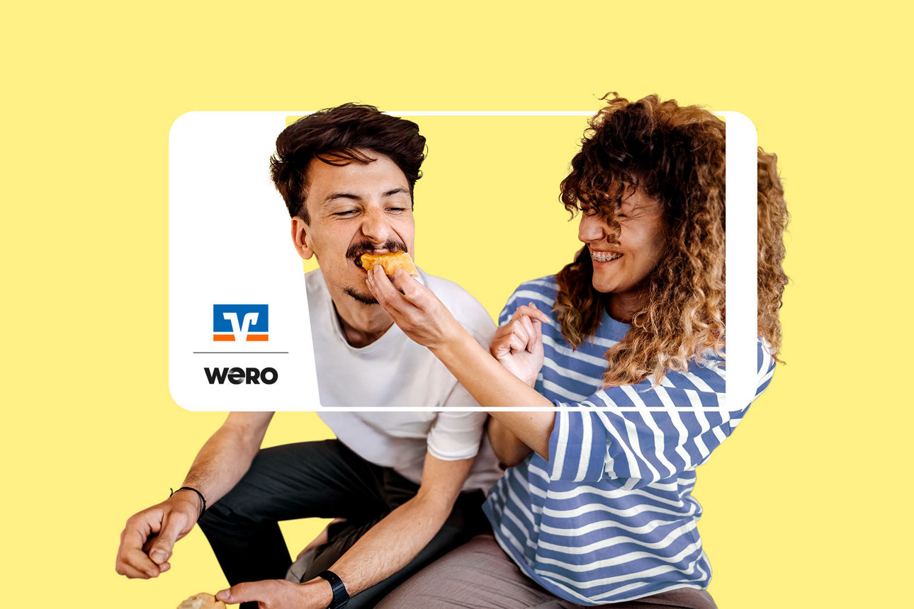 Eine junge Frau füttern einen jungen Mann mit einem Brot.