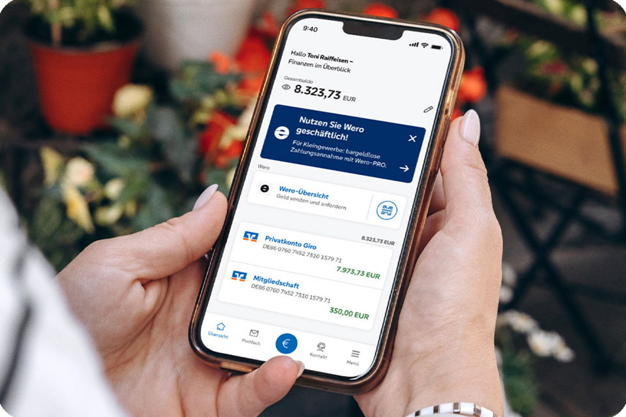 Zwei Hände halten ein Smartphone mit geöffneter VR Banking App - Mit KI generiert