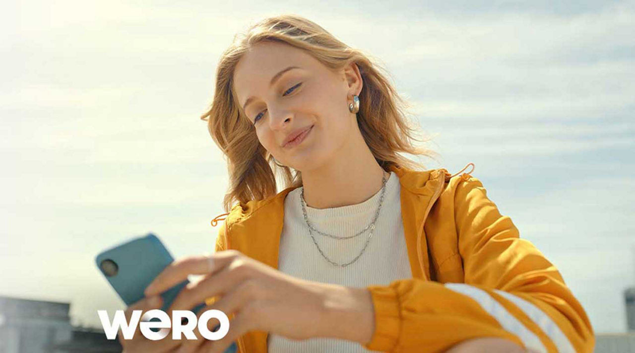 Wero - Geld empfangen Frau am Handy