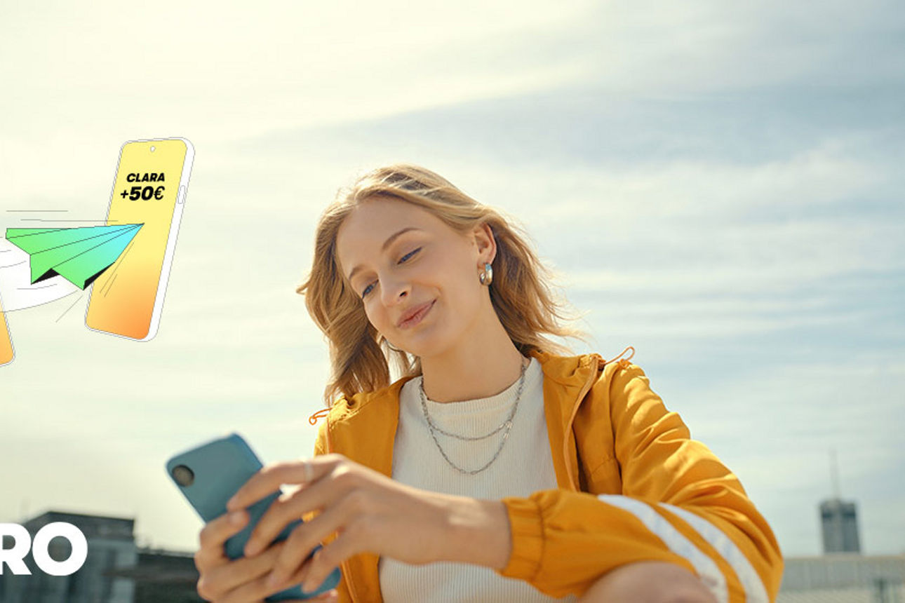 Eine junge Frau hält ein Smartphone in der Hand.