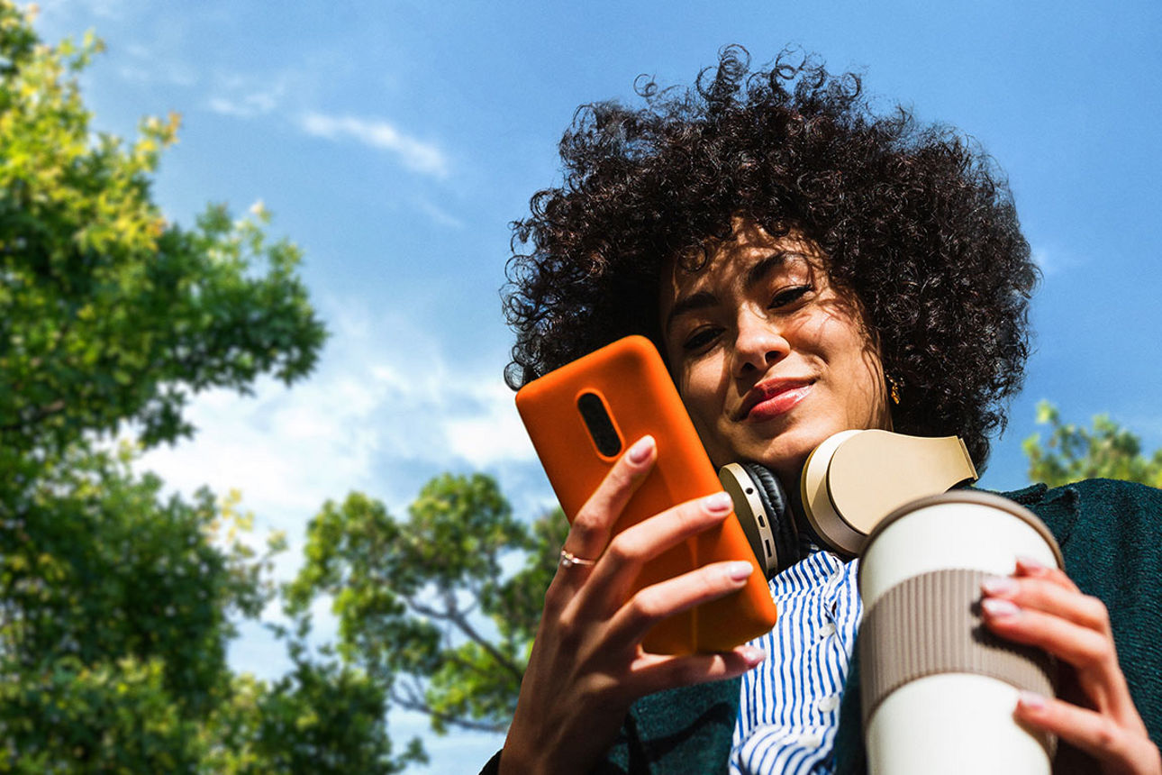 Eine junge Frau nutzt Wero auf ihrem Smartphone
