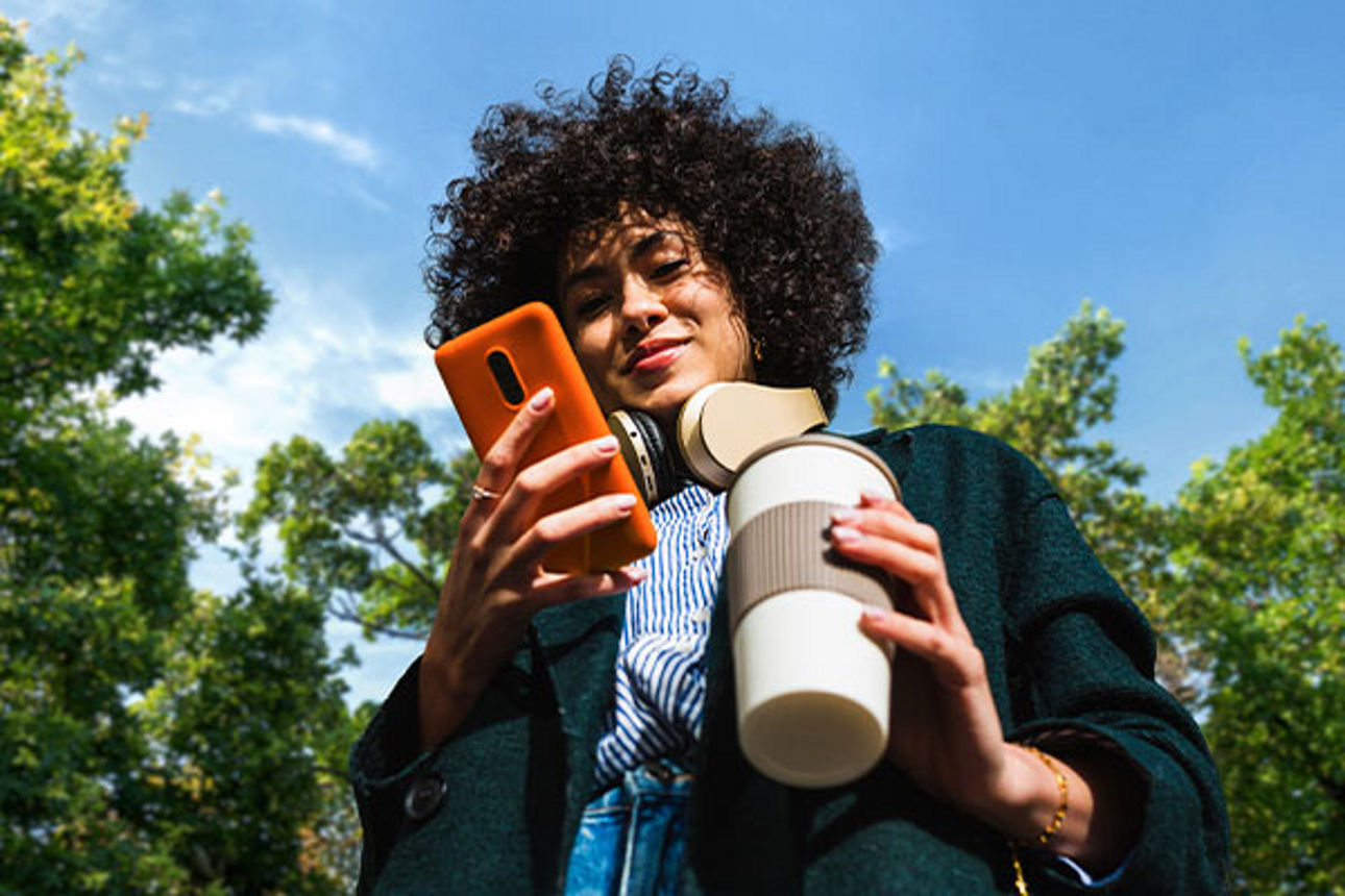 Eine junge Frau nutzt Wero auf ihrem Smartphone