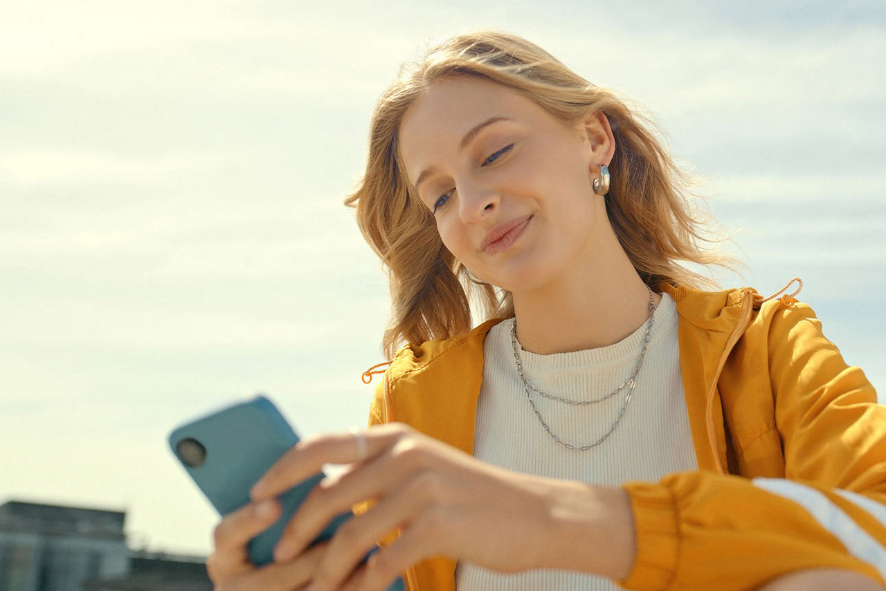 Eine junge Frau nutzt Wero auf ihrem Smartphone