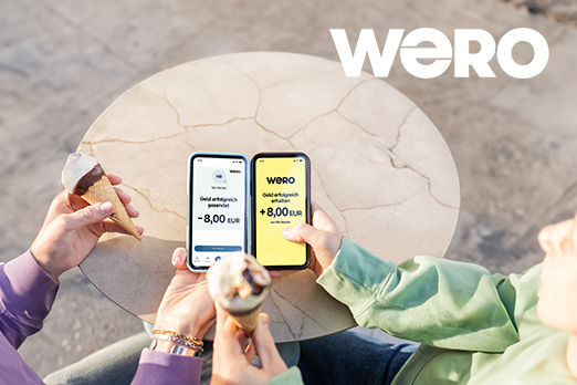 Zwei Menschen halten je ein Eis und je ein Smartphone in den Händen.